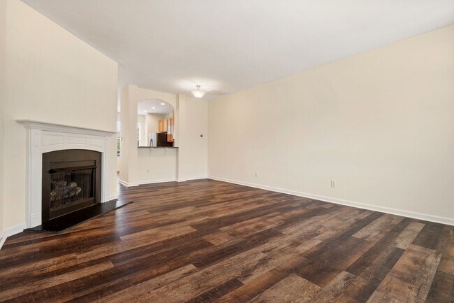 Building Photo - Excellent 2 BR Townhome close to Downtown Raleigh.  Available now!