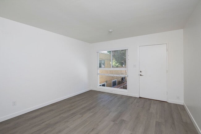Building Photo - Remodeled North Park 1 BR with Stainless Steel Appliances and Washer/Dryer in Unit!