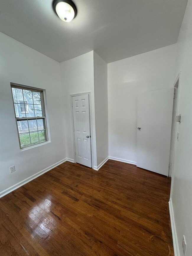 Building Photo - 131 W Sandford Blvd