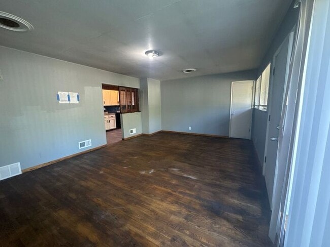 Building Photo - 3 Bedroom, 1 Bath House on Cul De Sac!