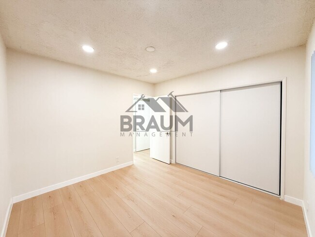 Building Photo - 13129 Oxnard St