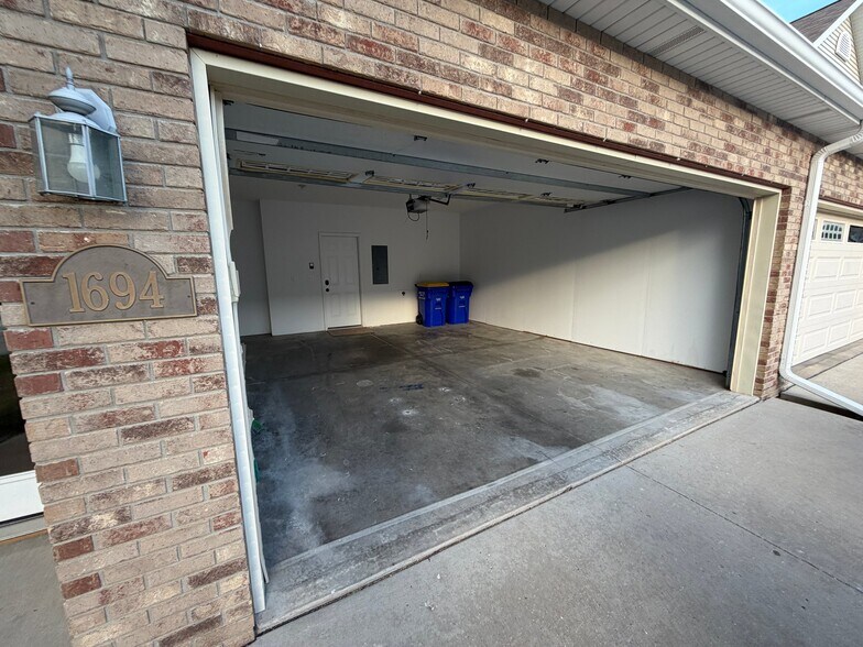 Building Photo - 1694 Burr Dr