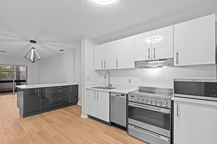 Primary Photo - 1410 Ocean Dunes Cir