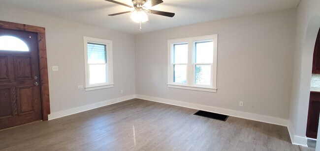 Building Photo - Cute 2 Bedroom 1 Bath Home