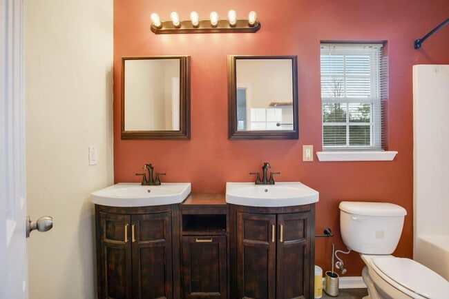 Building Photo - Adorable Richlands Home!