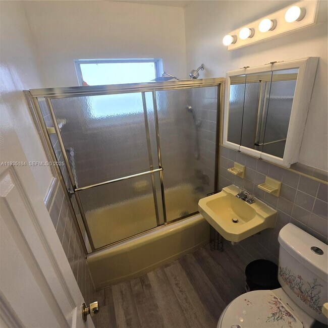 Building Photo - 108 SE 10th Ave