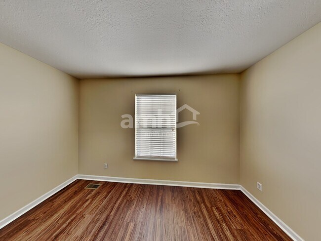 Building Photo - 900 Suntree Dr