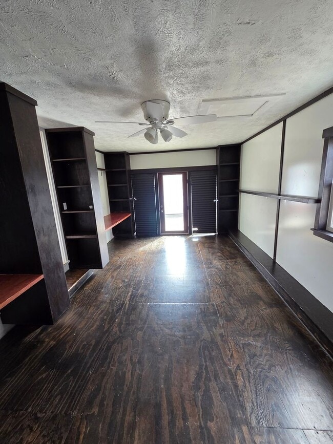 Building Photo - Newly remodeled 4/2/2 with fenced in backyard