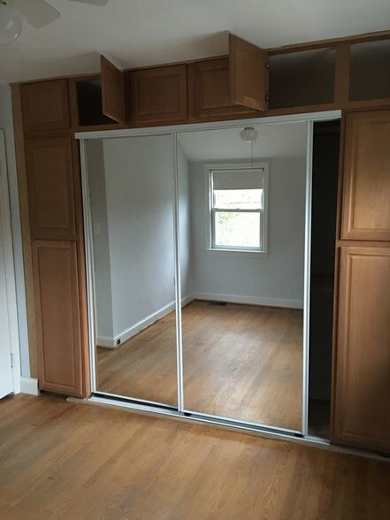 Building Photo - 633 N Nelson St