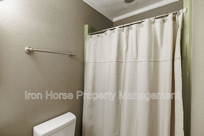 Building Photo - 1110 Maple Cir