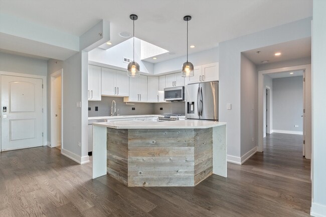 Building Photo - 635 Perrie Dr