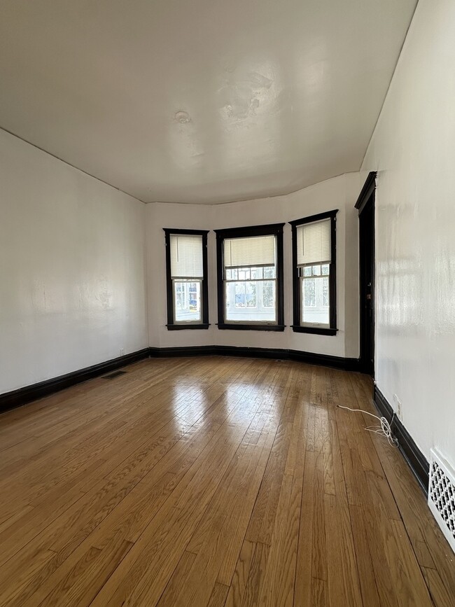 Building Photo - 361 N York St