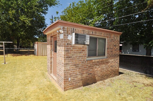 Building Photo - 5229 Ira St