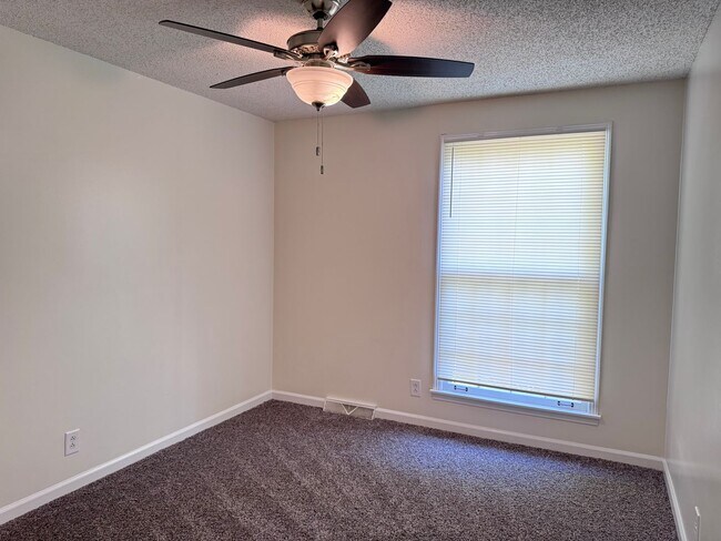 Building Photo - Must see!! 3BD/3BA Fully Finished Basement and Corner Lot!!