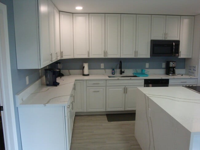 Building Photo - 1415 Lake Victoria Dr