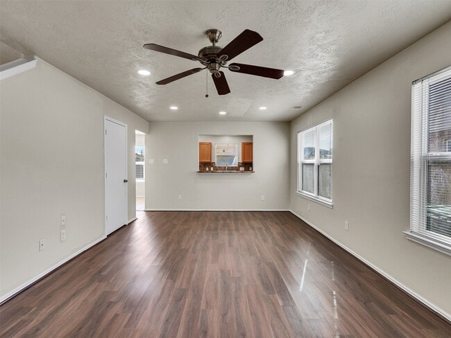 Building Photo - 10914 View Pointe Ln