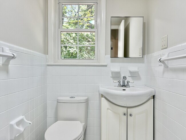 Building Photo - SPACIOUS 4 BEDROOM CLOSE TO MATTHEWS!