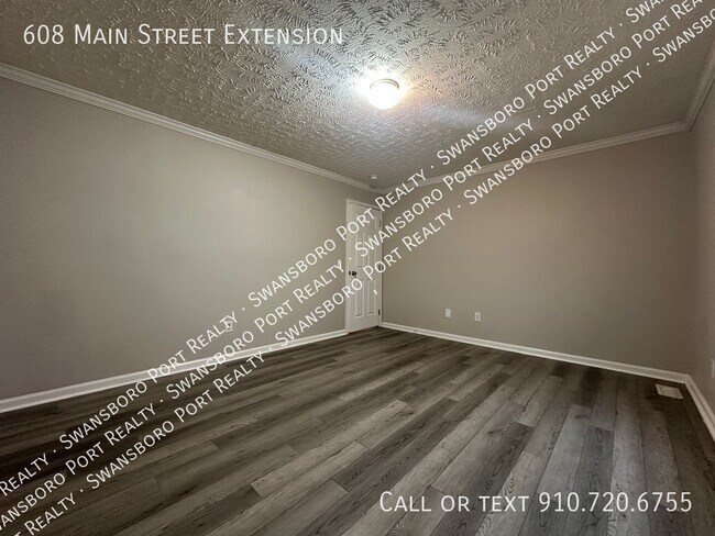Building Photo - 608 Main St Ext