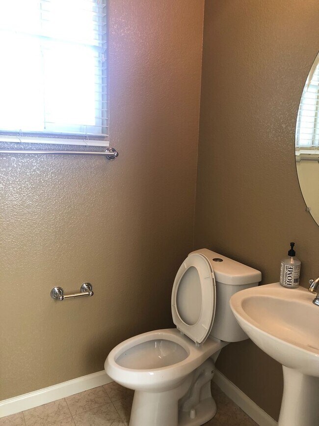 Building Photo - Huge 4 Bedroom + Loft 3 Bath Home for Rent!