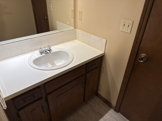 Building Photo - 3 Bedroom 2 Bath 2 Car Garage! Southeast! ...
