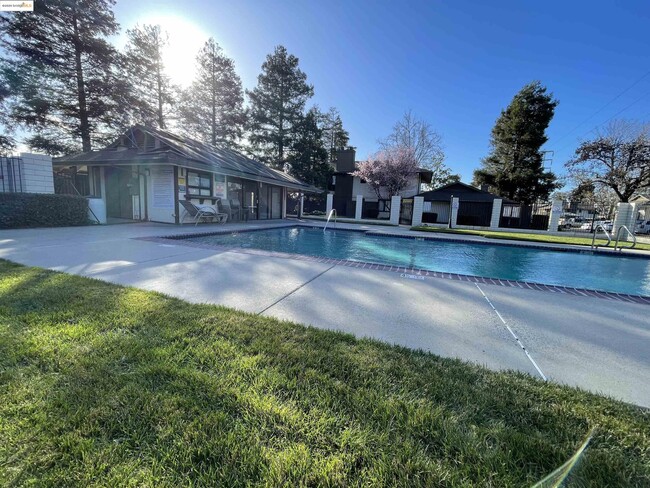 Building Photo - 2400 Sunny Ln