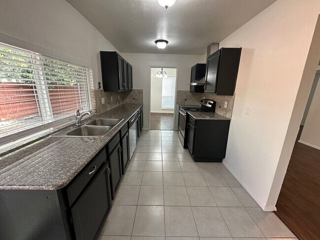Building Photo - Move-In Ready in Plano
