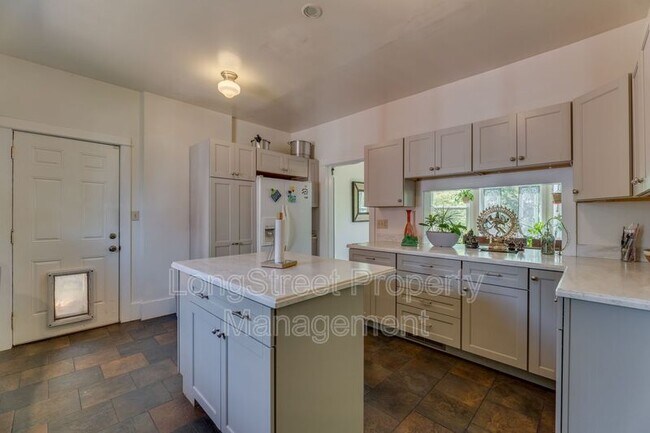 Building Photo - 5236 NE 18th Ave