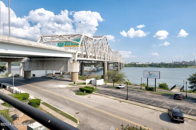 Building Photo - 1 Riverpointe Plaza