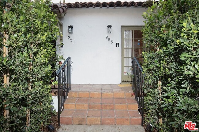 Building Photo - 953 N Martel Ave