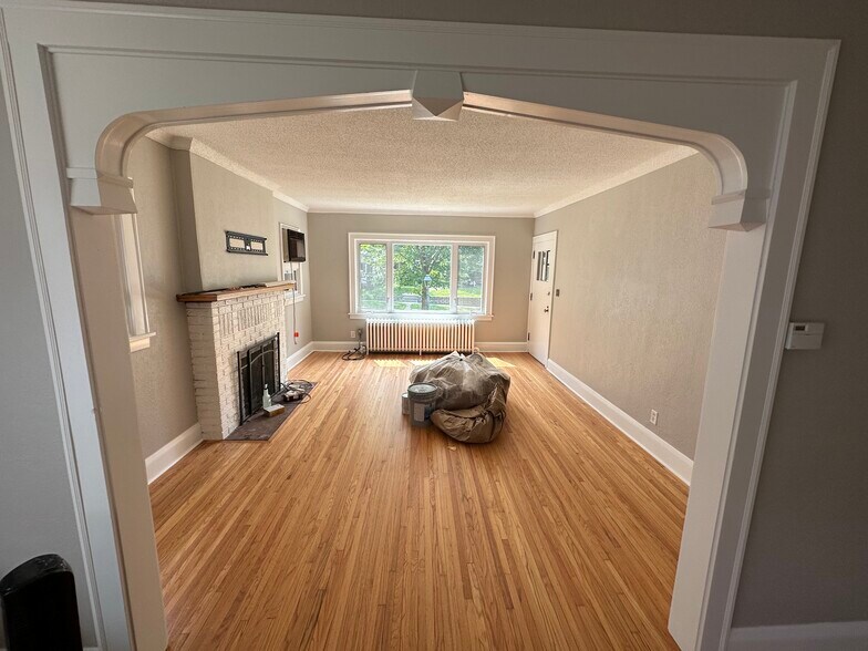 Building Photo - 2095 Wellesley Ave