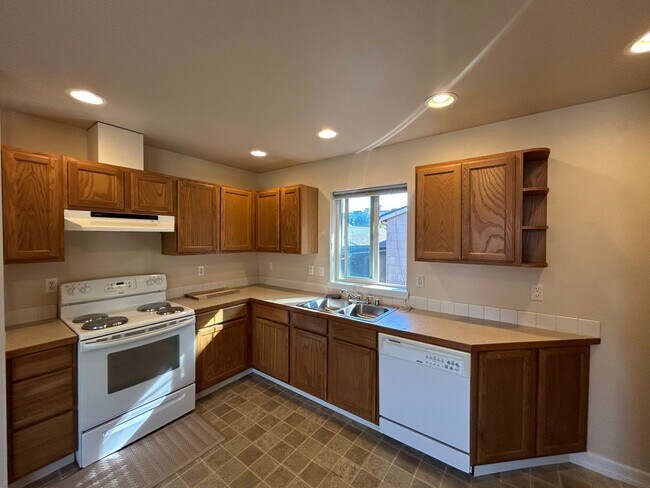 Building Photo - Brand New 2 Bd 1 Ba, 2 Gar Garage in the h...