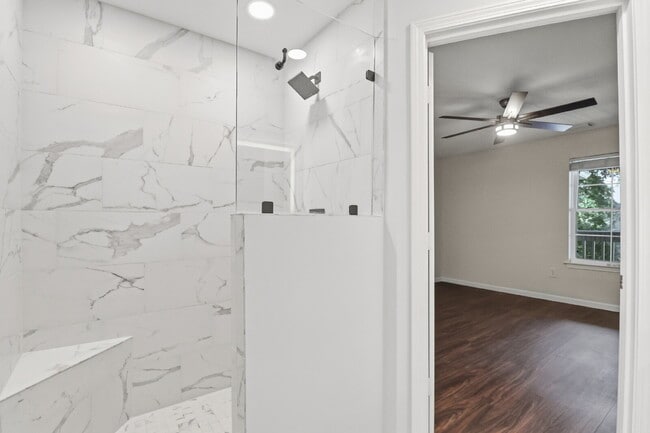 Building Photo - "Discover Coastal Comfort: Spacious 2-Bed, 2-Bath Condo at Summer House, Hilton Head Island!"