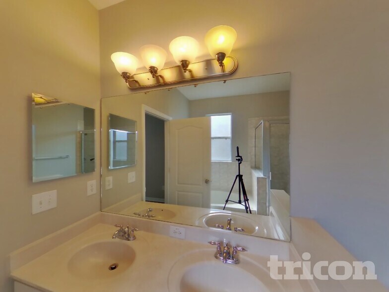 Building Photo - 12423 Ridgedale Dr