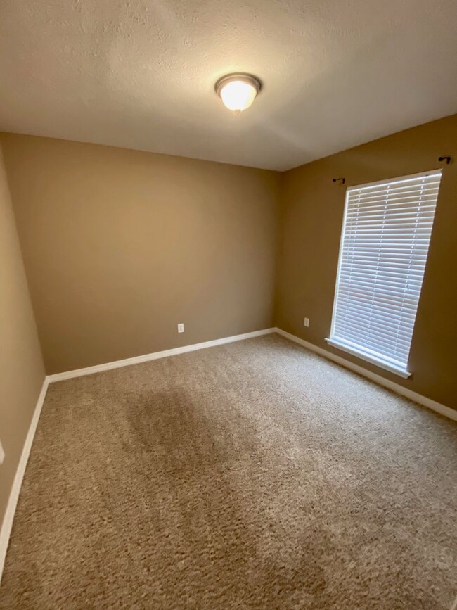 Building Photo - 3 bed, 2 bath for rent in Brandon!