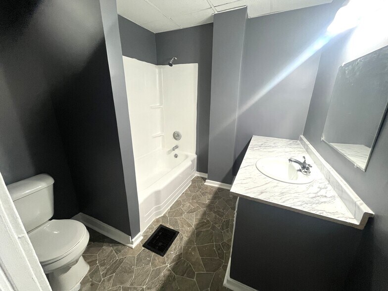 Building Photo - 909 W 17th St