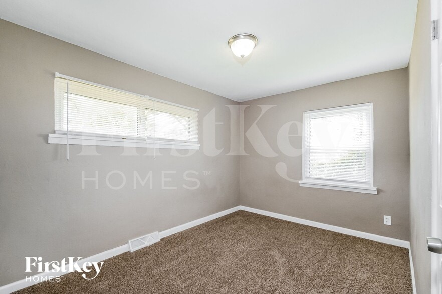 Building Photo - 704 Highland Dr