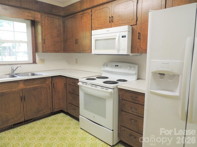 Building Photo - 131 Holbrook St