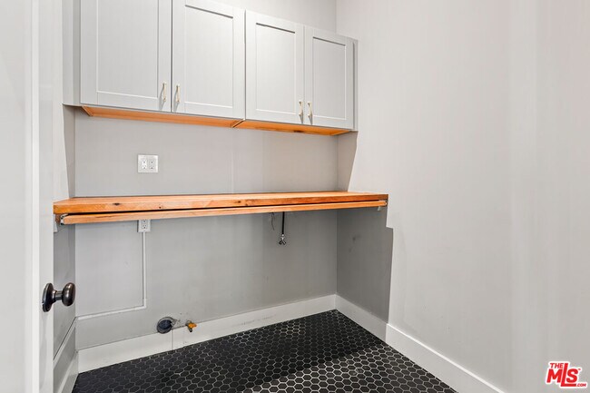 Building Photo - 222 N St Andrews Pl