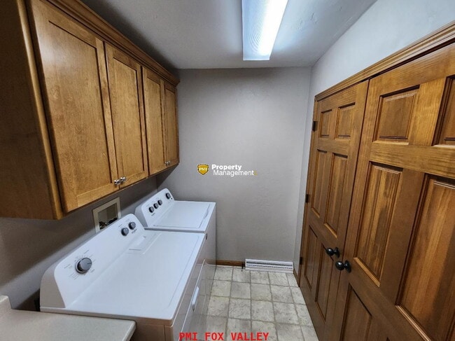 Building Photo - Large Side by Side Townhouse Greenville