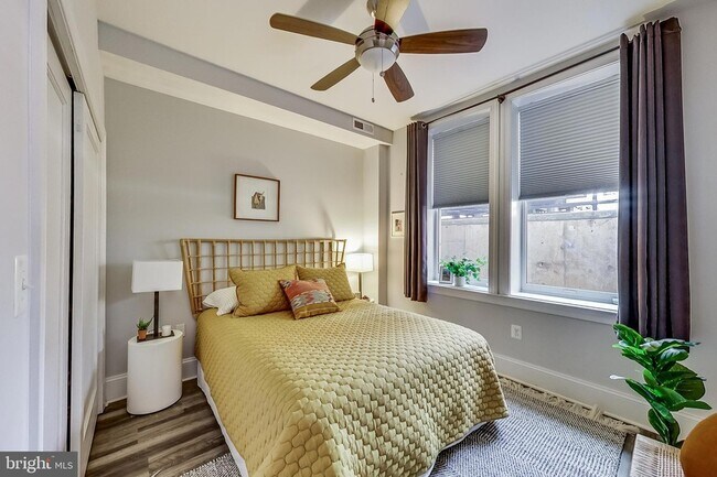 Building Photo - 819 D St NE