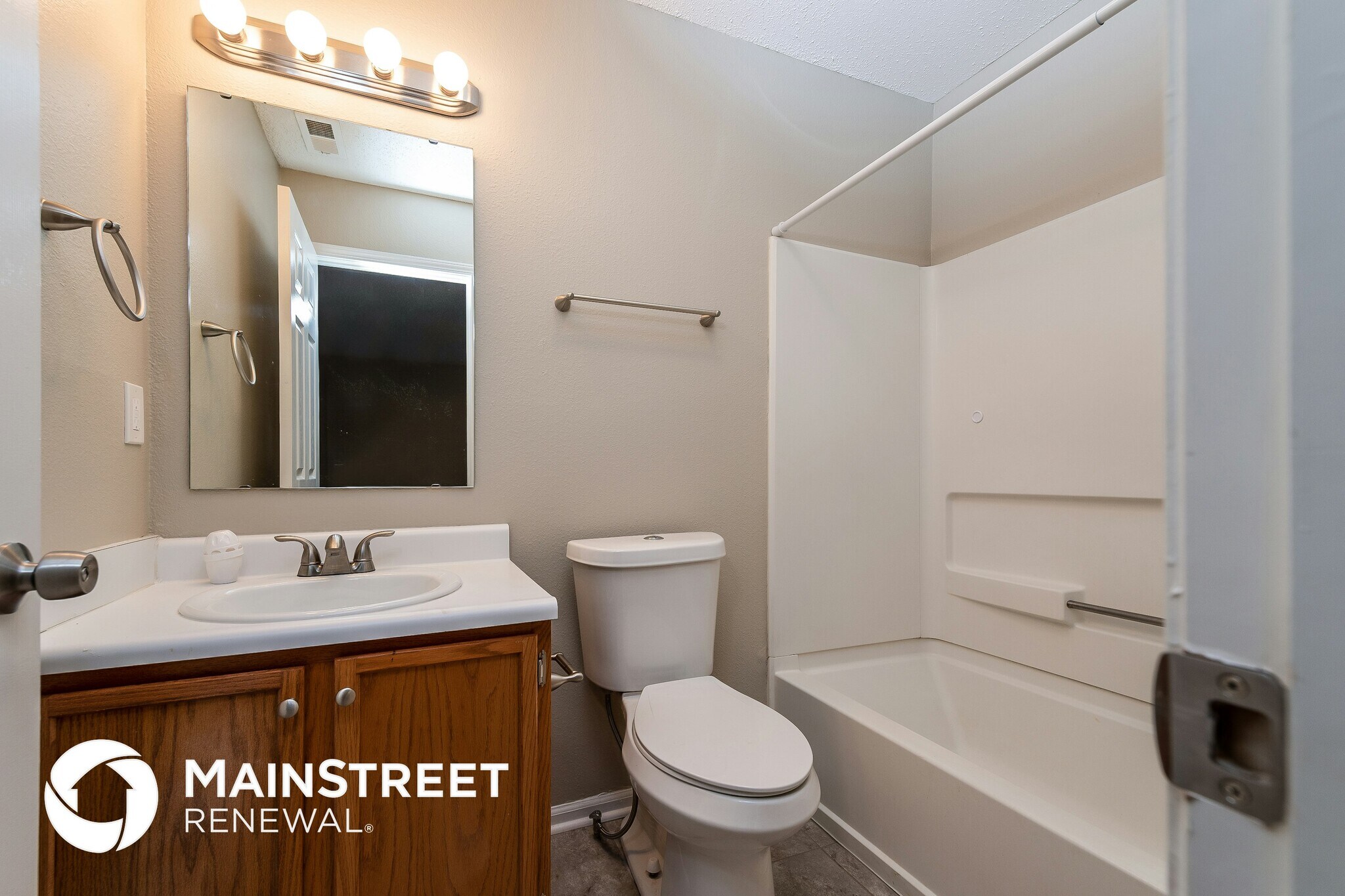 Building Photo - 4549 Connaught Dr E