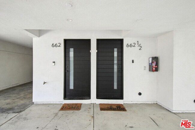 Building Photo - 662 N Mariposa Ave