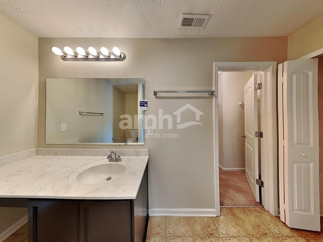 Building Photo - 7161 Lakeland Trails Blvd