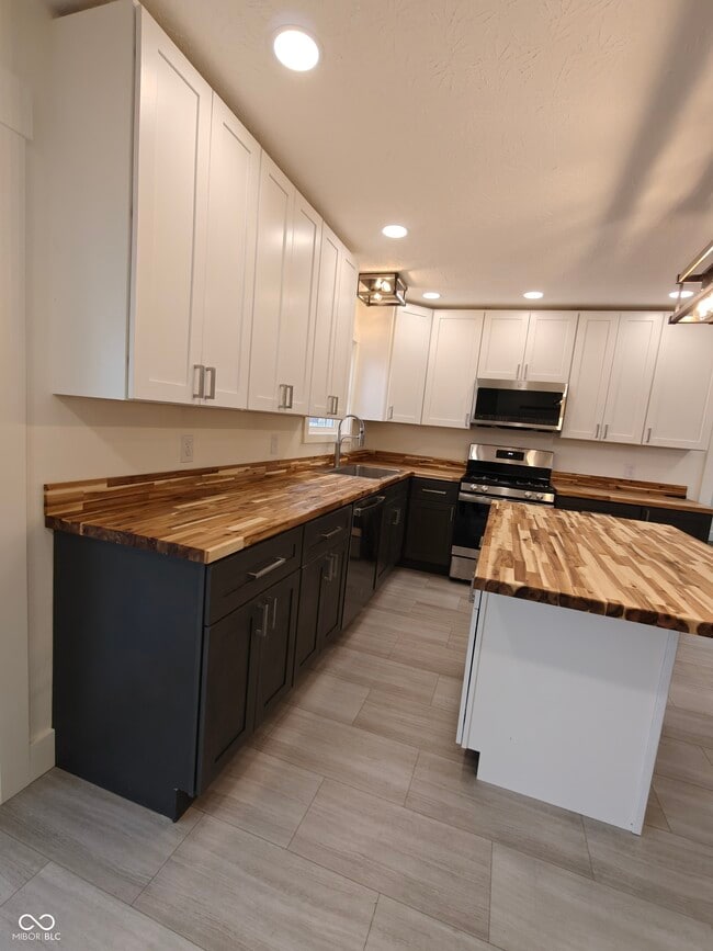 Building Photo - 2183 S Fairview Dr