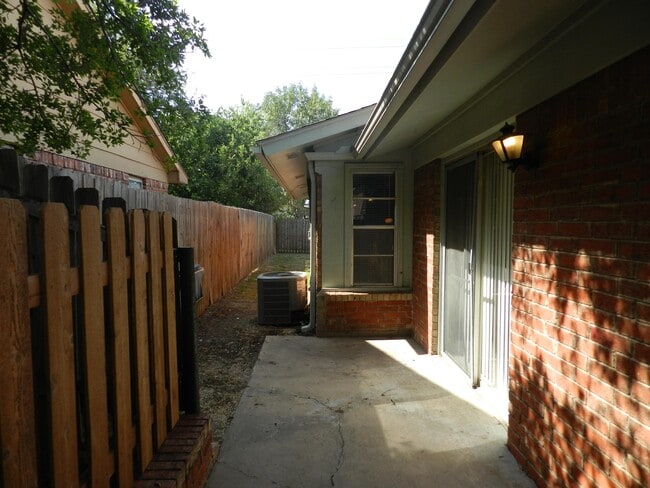 Building Photo - 4812 NW Motif Manor Blvd