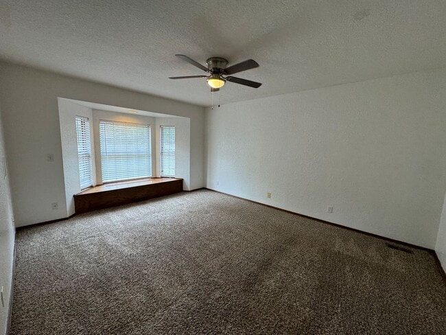 Building Photo - 3 bed plus flex room, 2 and 1/2 baths 2 ca...