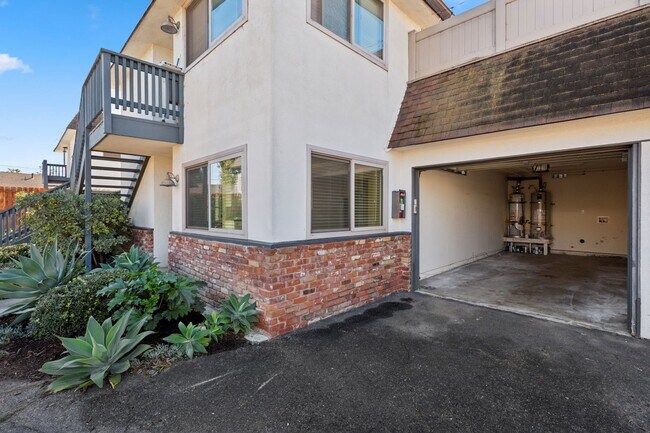 Building Photo - 2048 Garden Ln