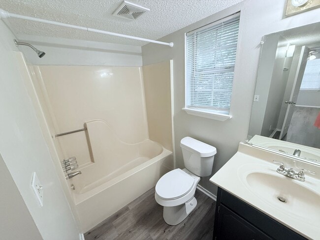 Building Photo - 2/2 House 1 mile from campus and the square