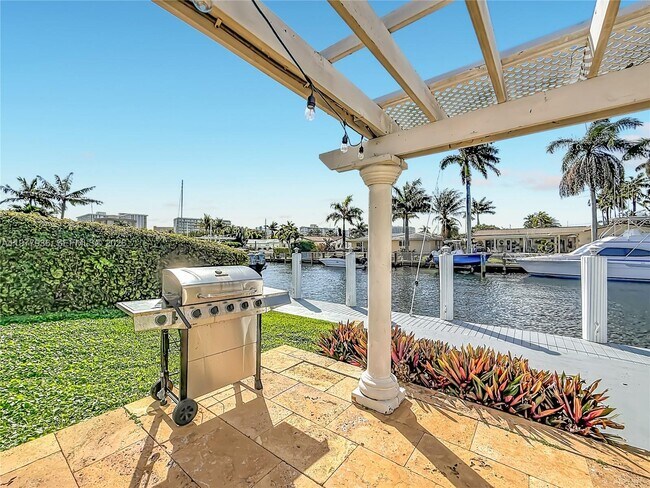 Building Photo - 2770 NE 8th Ct