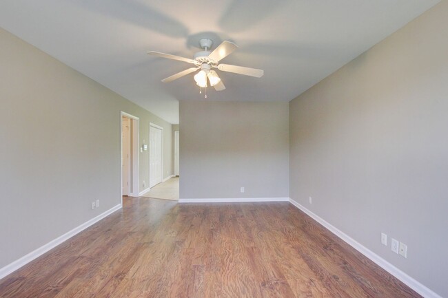 Building Photo - Hurry.  3 bed 2 bath 1 car under $1400